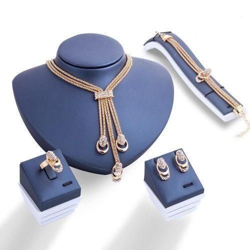 Ensemble de boucles d'oreilles tendance : cet ensemble de boucles d'oreilles propose 9 styles et designs différents tels que des croissants, des tubes et des gros morceaux ouverts au choix. Un ensemble peut répondre à vos diverses occasions et besoins de 